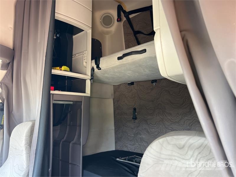 Volvo VNL Vetopöytäautot