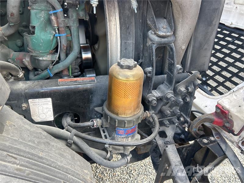 Volvo VNL 中古トラクターヘッド | トレーラーヘッド