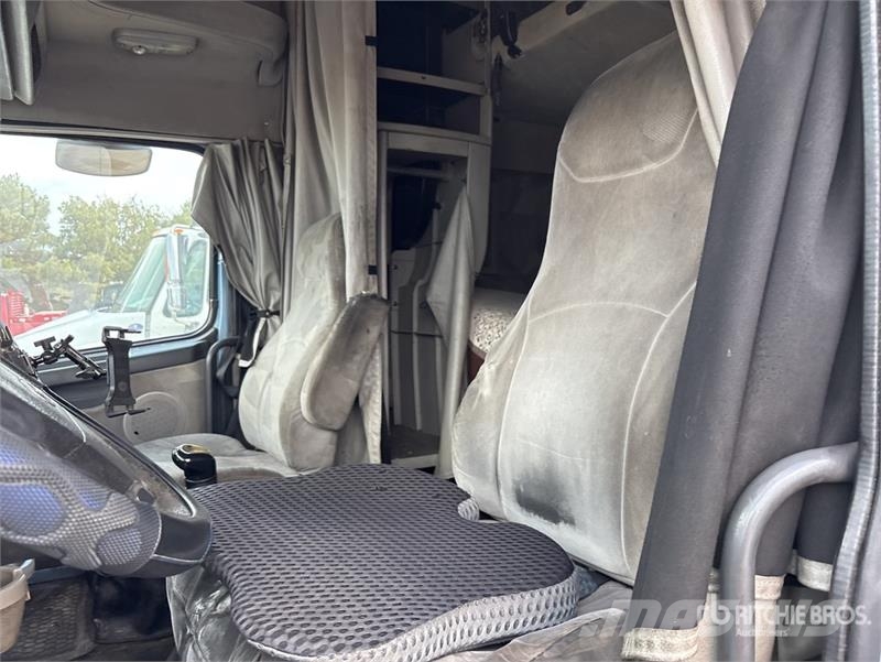 Volvo VNL Vetopöytäautot