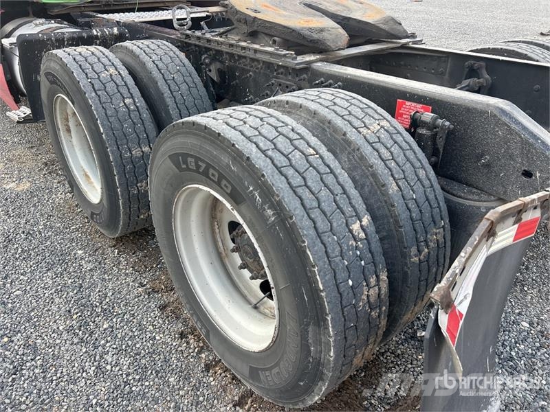 Volvo VNL 中古トラクターヘッド | トレーラーヘッド
