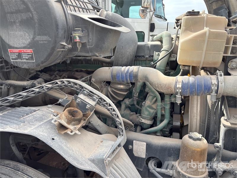 Volvo VNL Vetopöytäautot
