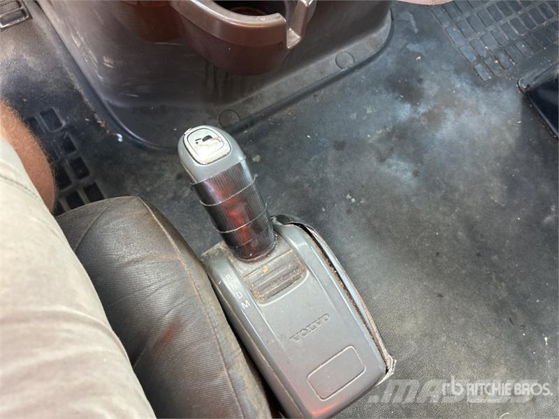 Volvo VNL 中古トラクターヘッド | トレーラーヘッド