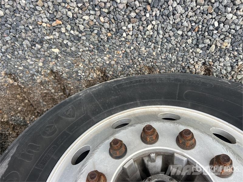 Volvo VNL 中古トラクターヘッド | トレーラーヘッド