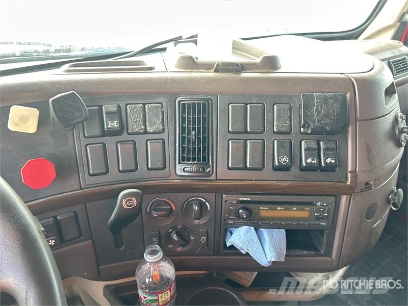 Volvo VNL 中古トラクターヘッド | トレーラーヘッド