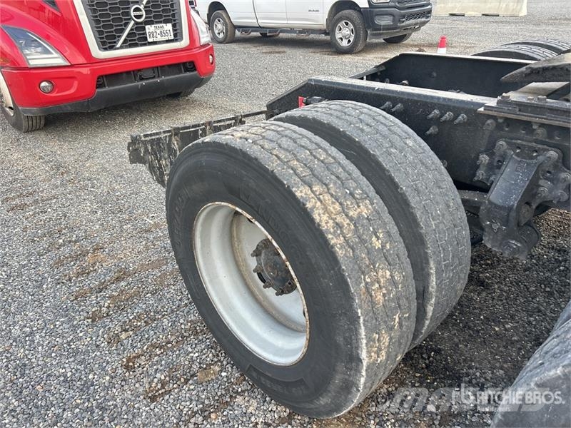 Volvo VNL 中古トラクターヘッド | トレーラーヘッド