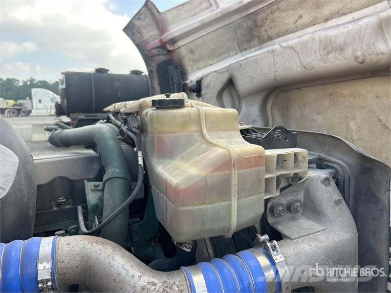 Volvo VNL 中古トラクターヘッド | トレーラーヘッド