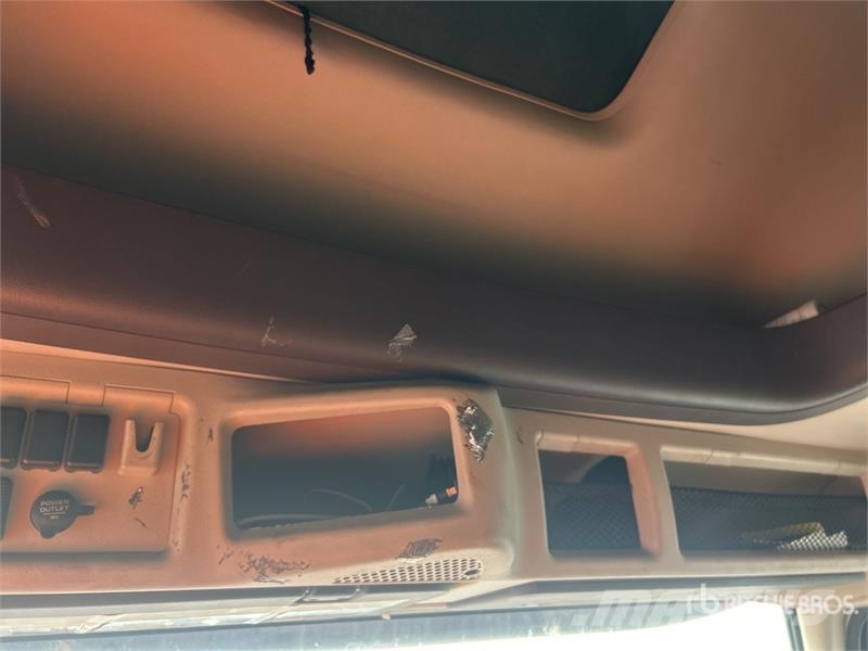 Volvo VNL 中古トラクターヘッド | トレーラーヘッド