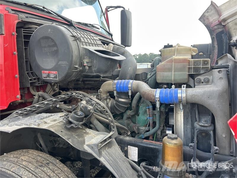 Volvo VNL 中古トラクターヘッド | トレーラーヘッド
