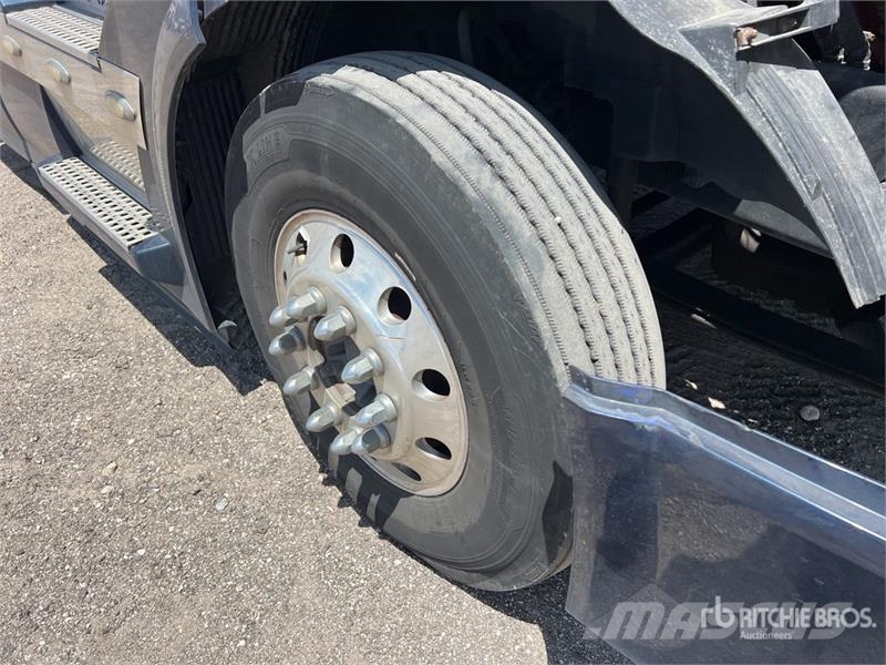 Volvo VNL Vetopöytäautot