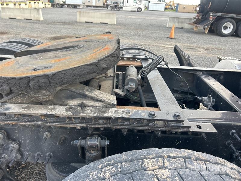 Volvo VNL 中古トラクターヘッド | トレーラーヘッド