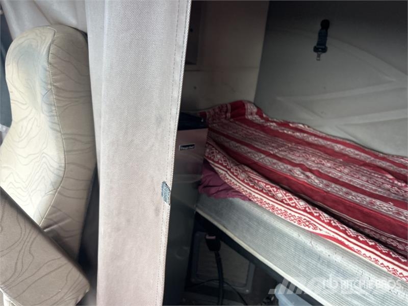 Volvo VNL 中古トラクターヘッド | トレーラーヘッド