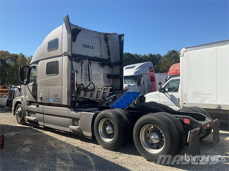 Volvo VNL 780 6x4 T/A Sleeper Truck Tractor Vilcēji
