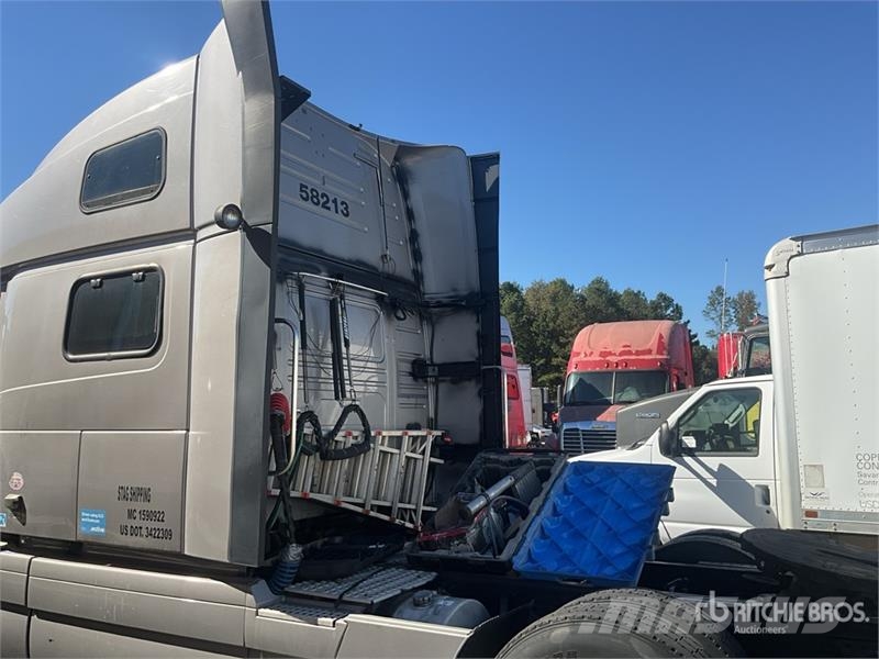 Volvo VNL 780 6x4 T/A Sleeper Truck Tractor Vilcēji