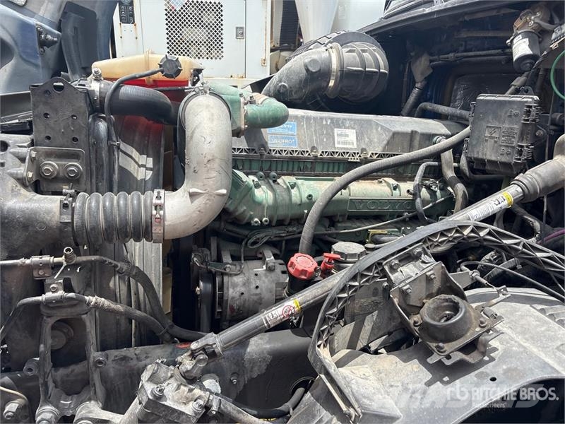 Volvo VNL 780 6x4 T/A Sleeper Truck Tractor Sadulveokid