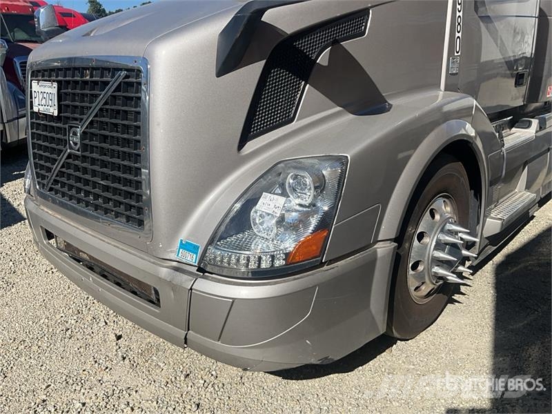 Volvo VNL 780 6x4 T/A Sleeper Truck Tractor Vilcēji