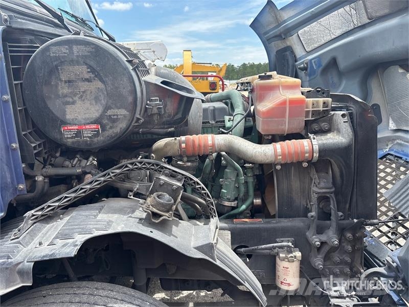 Volvo VNL 780 6x4 T/A Sleeper Truck Tractor Sadulveokid