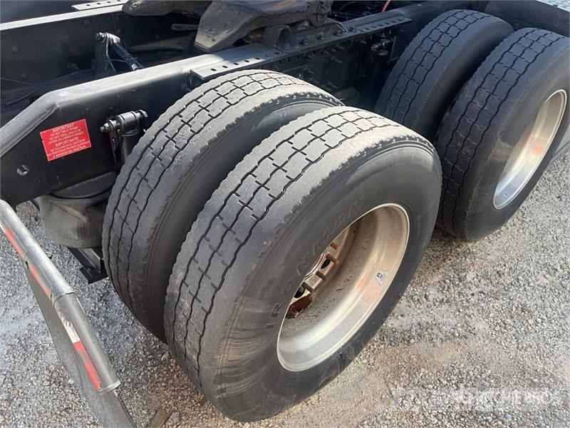 Volvo VNL 780 6x4 T/A Sleeper Truck Tractor Vilcēji