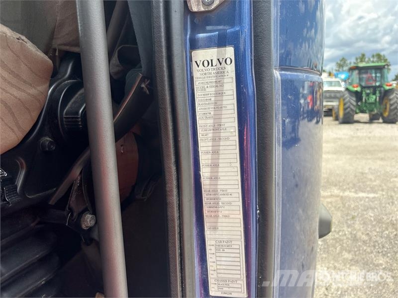 Volvo VNL 780 6x4 T/A Sleeper Truck Tractor Sadulveokid