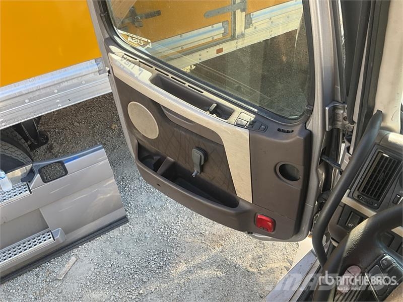Volvo VNL 780 6x4 T/A Sleeper Truck Tractor Vilcēji