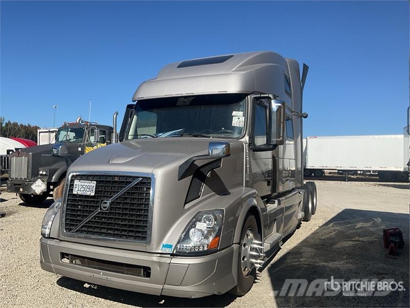 Volvo VNL 780 6x4 T/A Sleeper Truck Tractor Vilcēji
