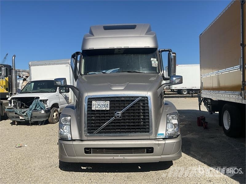 Volvo VNL 780 6x4 T/A Sleeper Truck Tractor Vilcēji