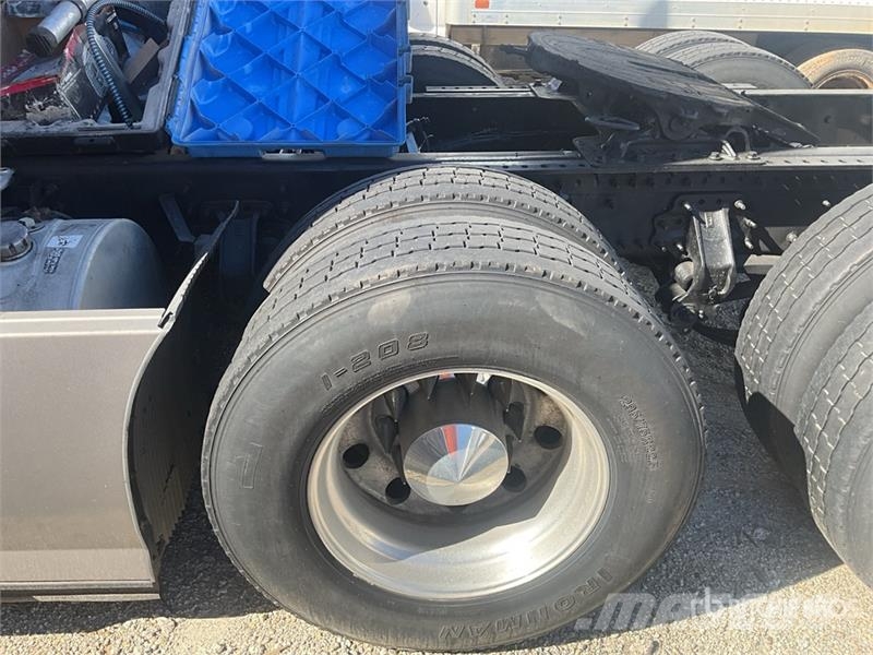 Volvo VNL 780 6x4 T/A Sleeper Truck Tractor Vilcēji