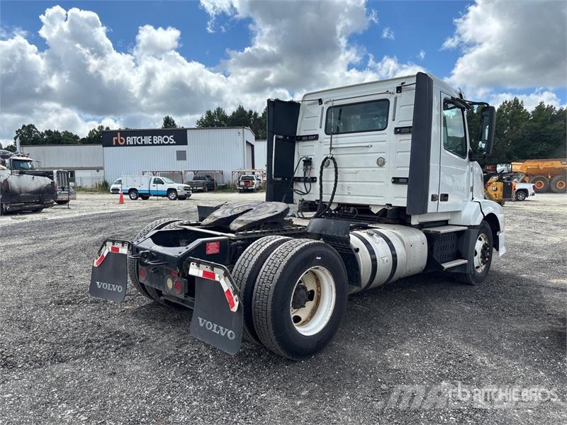 Volvo VNL300 4x2 S/A Day Cab Truck Tractor Vlačilci