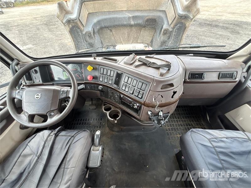 Volvo VNL300 4x2 S/A Day Cab Truck Tractor Vlačilci