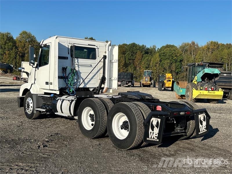Volvo VNL300 6x4 T/A Day Cab Truck Tractor Tegljači