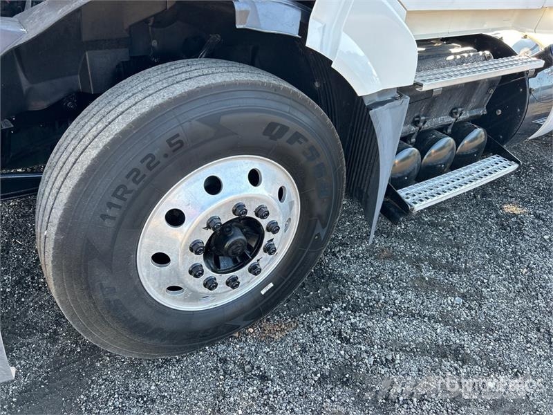 Volvo VNL300 6x4 T/A Day Cab Truck Tractor Tegljači