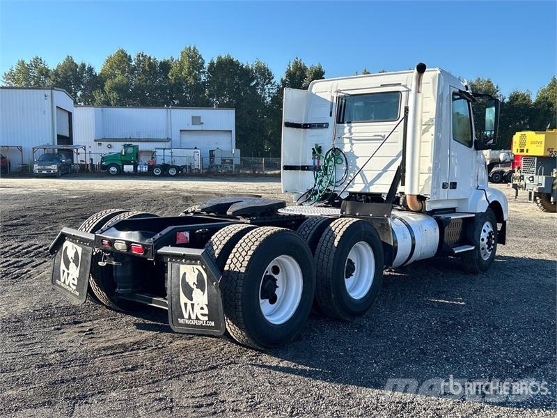 Volvo VNL300 6x4 T/A Day Cab Truck Tractor Tegljači