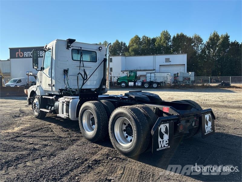 Volvo VNL300 6x4 T/A Day Cab Truck Tractor Tegljači