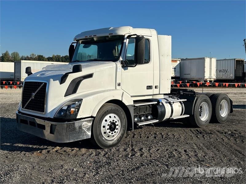 Volvo VNL300 6x4 T/A Day Cab Truck Tractor Tegljači