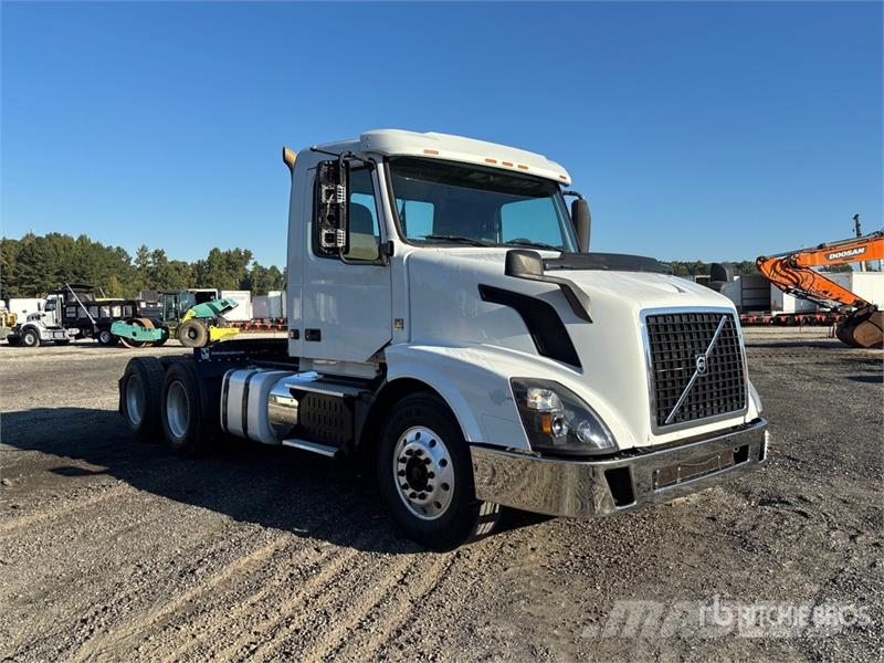 Volvo VNL300 6x4 T/A Day Cab Truck Tractor Tegljači