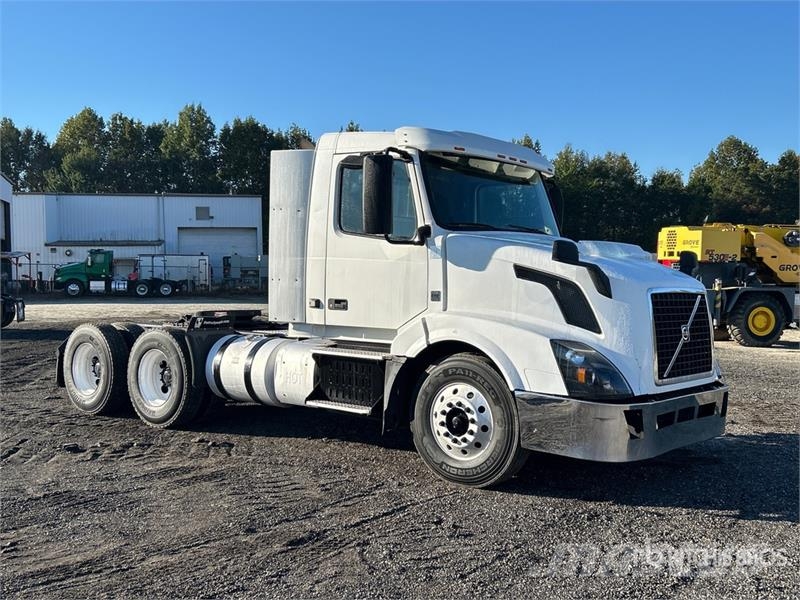 Volvo VNL300 6x4 T/A Day Cab Truck Tractor Tegljači