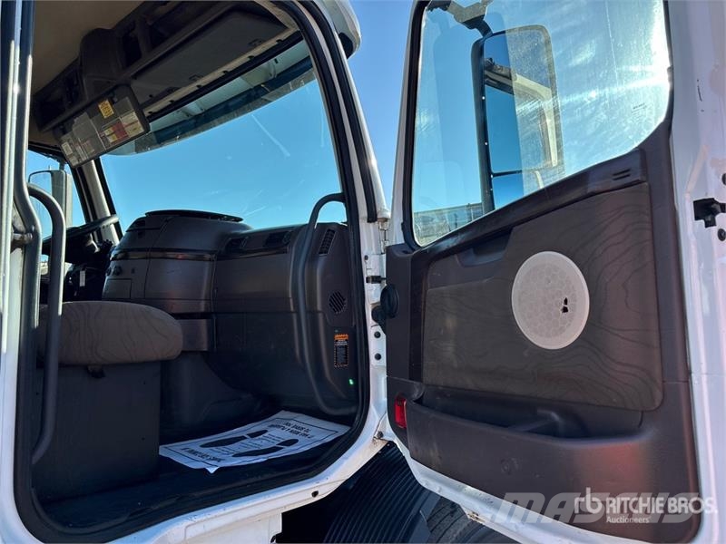 Volvo VNL300 6x4 T/A Day Cab Truck Tractor Tegljači