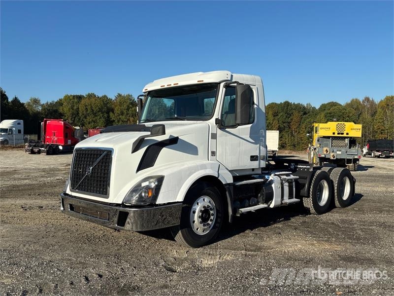 Volvo VNL300 6x4 T/A Day Cab Truck Tractor Tegljači