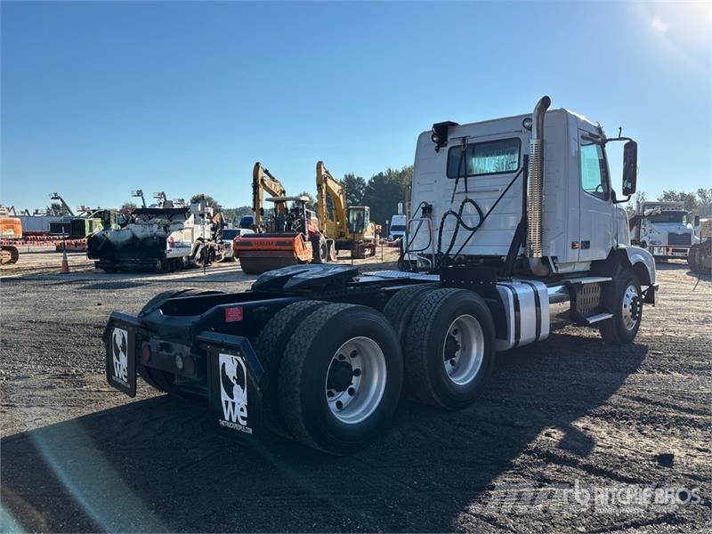 Volvo VNL300 6x4 T/A Day Cab Truck Tractor Tegljači