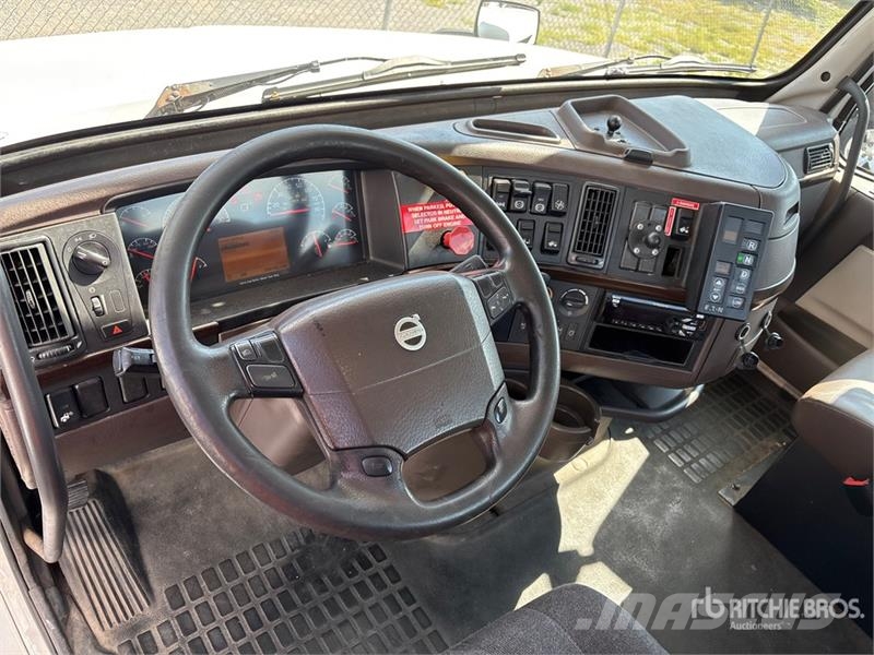 Volvo VNL42T Vilcēji