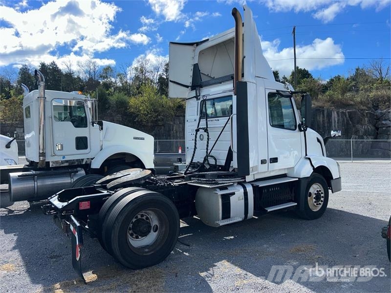 Volvo VNL42T Vlačilci