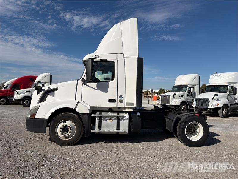 Volvo VNL42T Trekkers