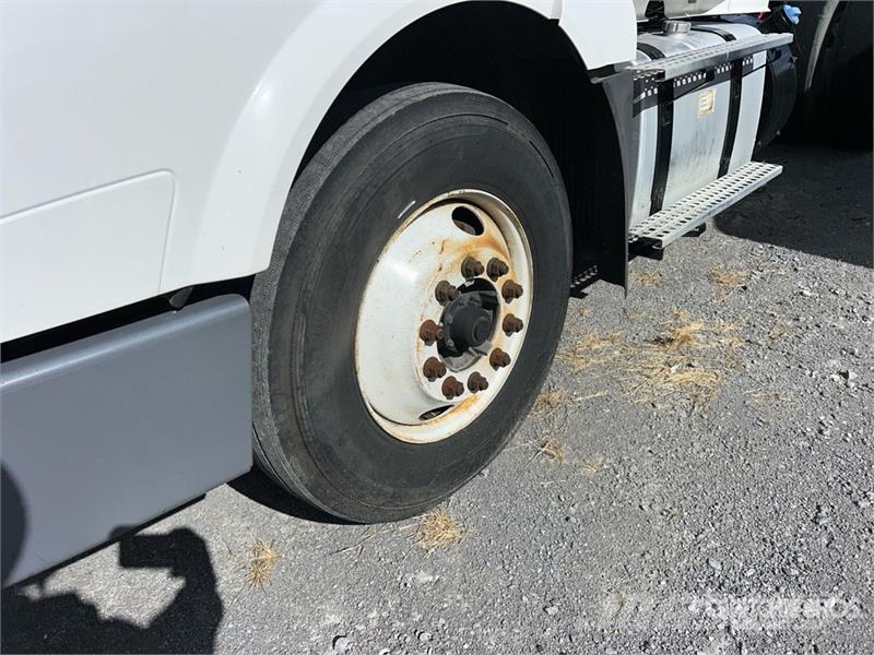 Volvo VNL42T Vlačilci