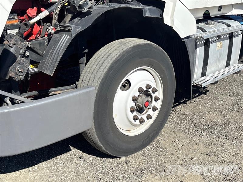 Volvo VNL42T Vetopöytäautot
