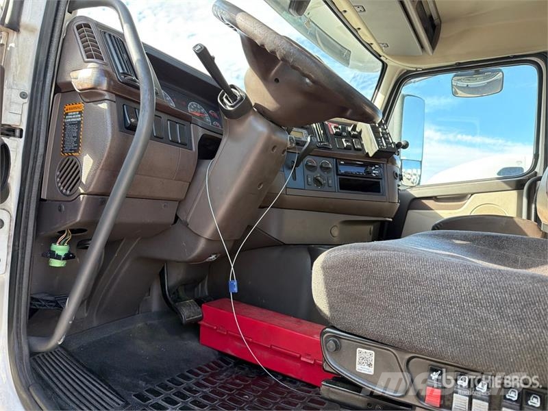 Volvo VNL42T Trekkers