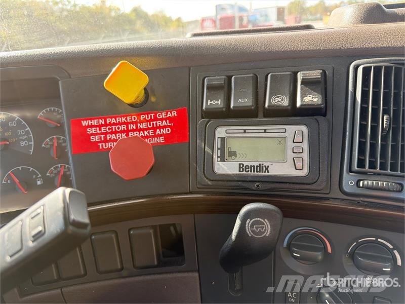 Volvo VNL42T Trekkers