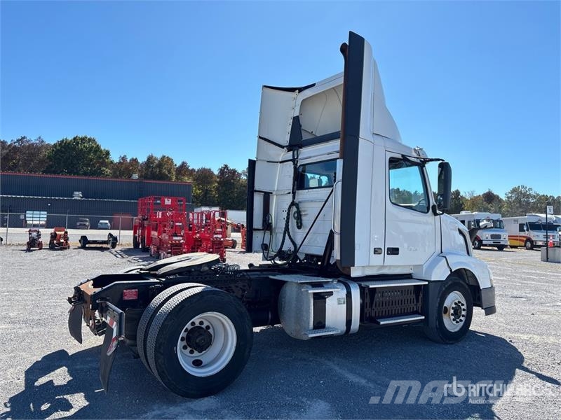 Volvo VNL42T Vlačilci