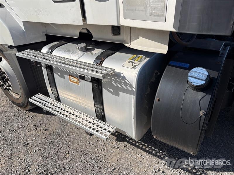 Volvo VNL42T Trekkers