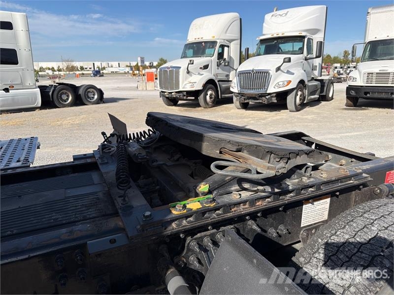 Volvo VNL42T Trekkers