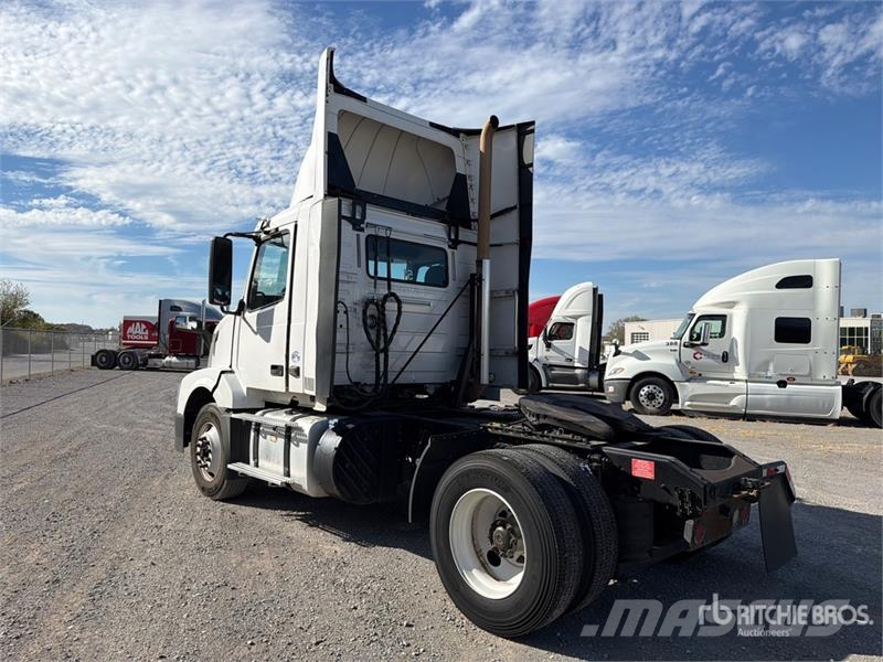 Volvo VNL42T Trekkers