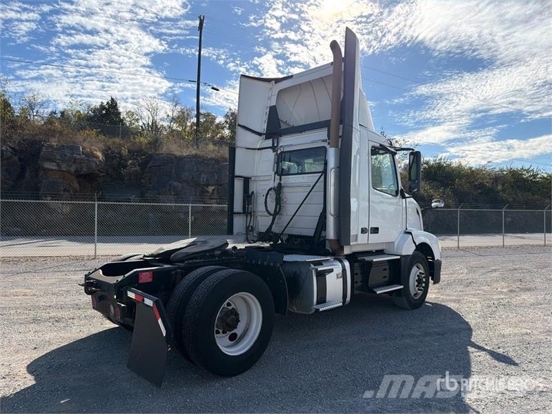 Volvo VNL42T Trekkers